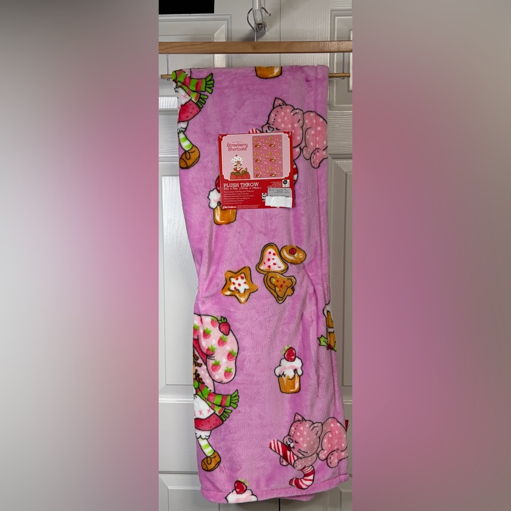 Strawberry Shortcake Plush Throw Blanket - Pink - Picture 3 of 4
